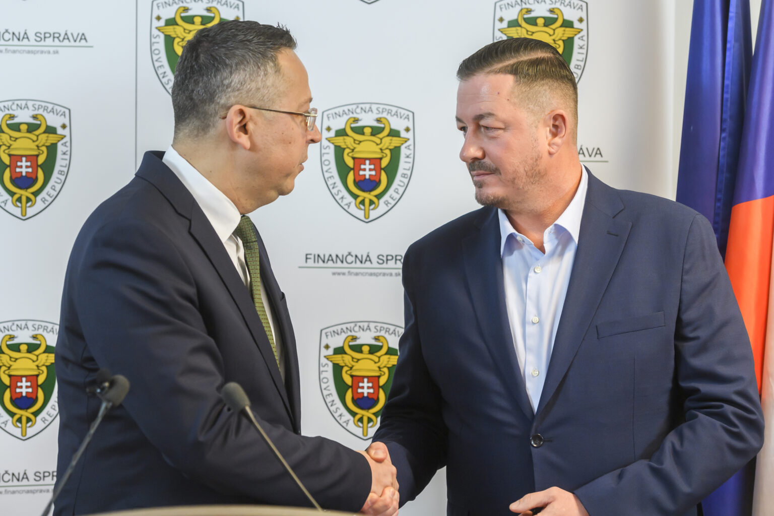 Novému šéfovi Finančnej správy, ktorým sa v decembri 2023 stal Jozef Kiss, zablahoželal minister financií Ladislav Kamenický (vľavo). Foto: Jaroslav 