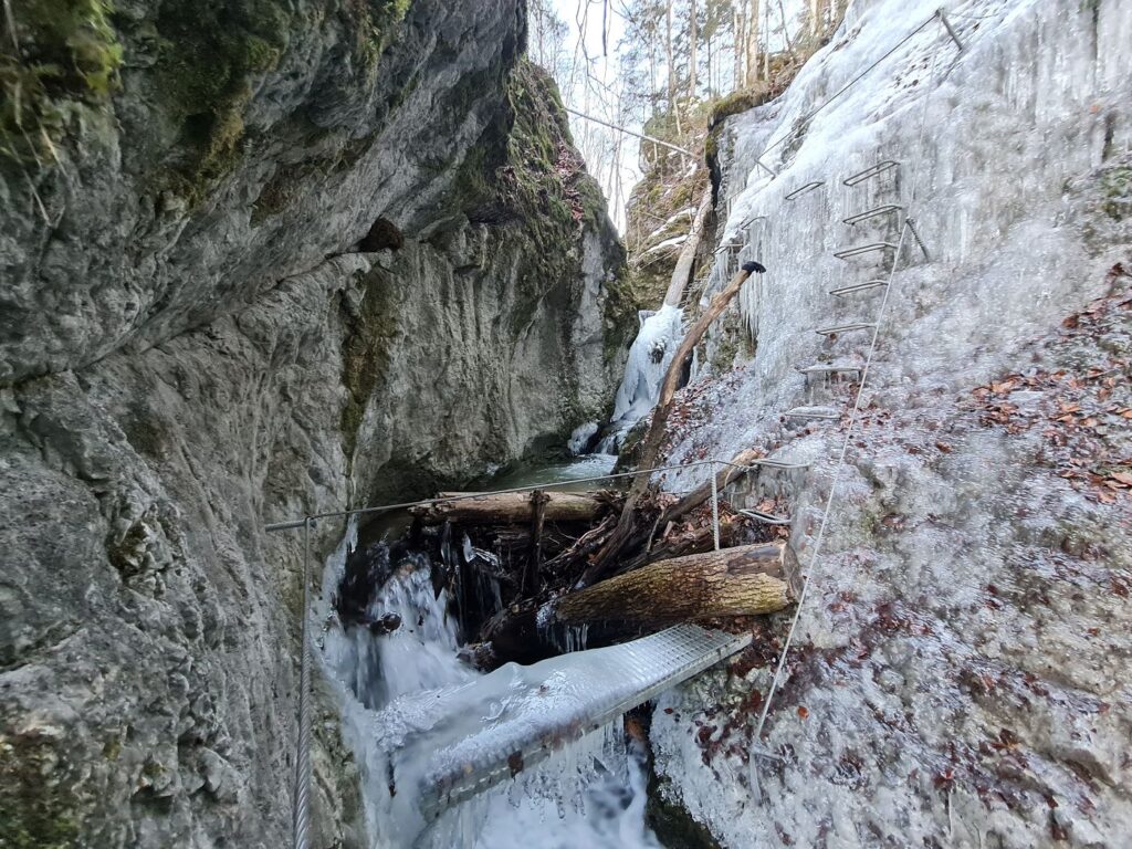 Ľadom pokrytá lávka v lokalite Čertova dolina. Foto: Branislav Caban