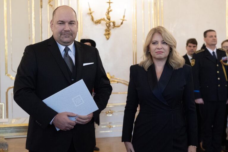 Na snímke prezidentka SR Zuzana Čaputová (vpravo) a Dušan Keketi (nominant SNS), ktorého vymenovala do funkcie ministra cestovného ruchu a športu SR v Prezidentskom paláci v Bratislave v piatok 26. januára 2024. Foto: Pavel Neubauer/TASR