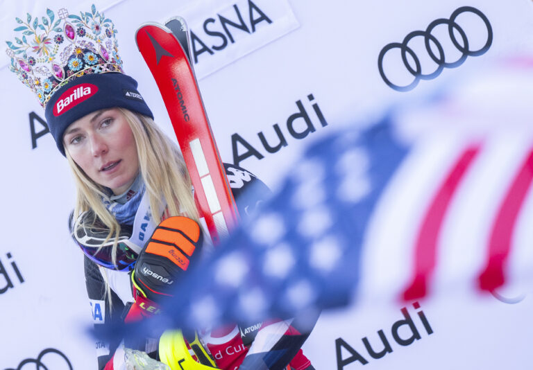 Na snímke americká lyžiarka Mikaela Shiffrinová na pódiu počas hymny po víťazstve v slalome v rámci Svetového pohára v alpskom lyžovaní v Jasnej 21. januára 2024. Foto: TASR/Martin Baumann 