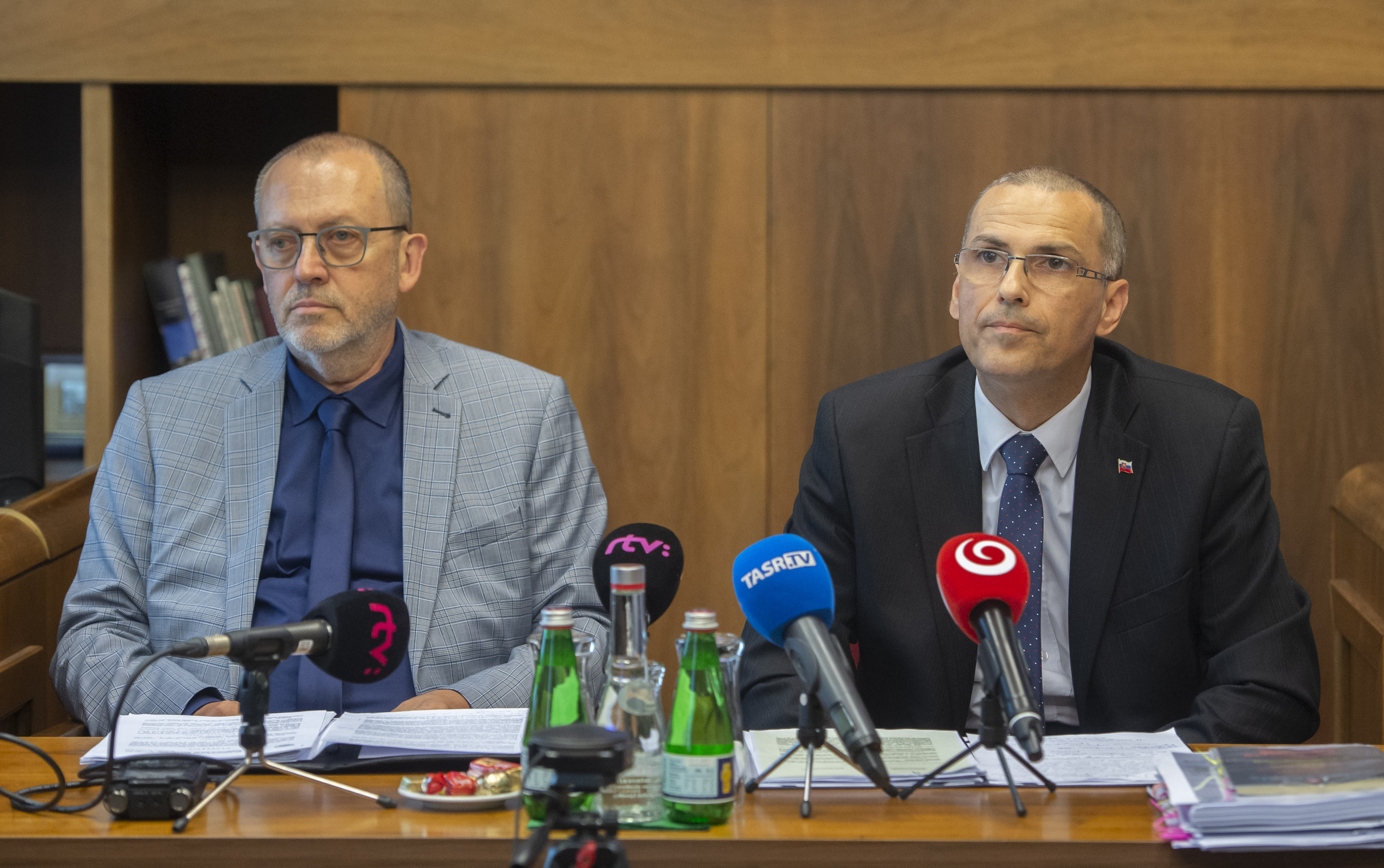 NAKA vraj chcela stíhať Žilinkovho námestníka. Ak je spis pravý, podľa Šutaja Eštoka to mohlo ovplyvniť voľby