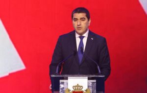 Gruzínska vláda sa vzďaľuje Západu. Americkú agentúru Tbilisi označilo za epicentrum škandálov