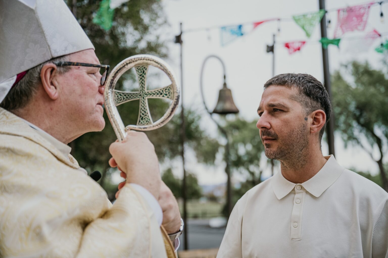 Herec Shia LaBeouf po prijatí sviatosti birmovania. Foro: FB/biskup Robert Barron