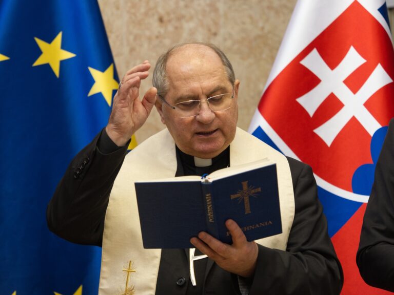 Priestory magistrátu mesta požehnal košický arcibiskup metropolita Bernard Bober so svojím sprievodom