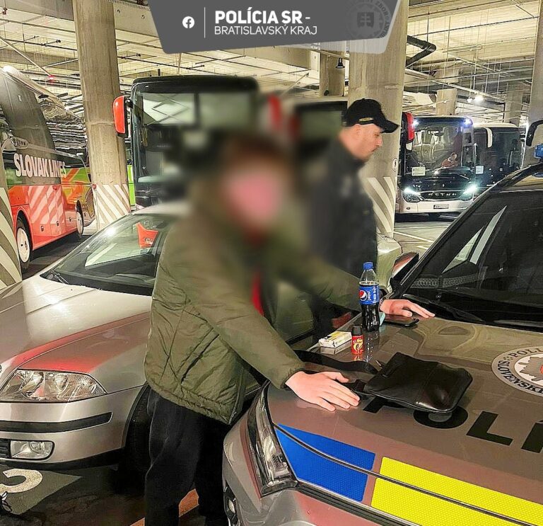 Policajti obvinili študenta strednej školy zo zasielania falošných bombových oznámení