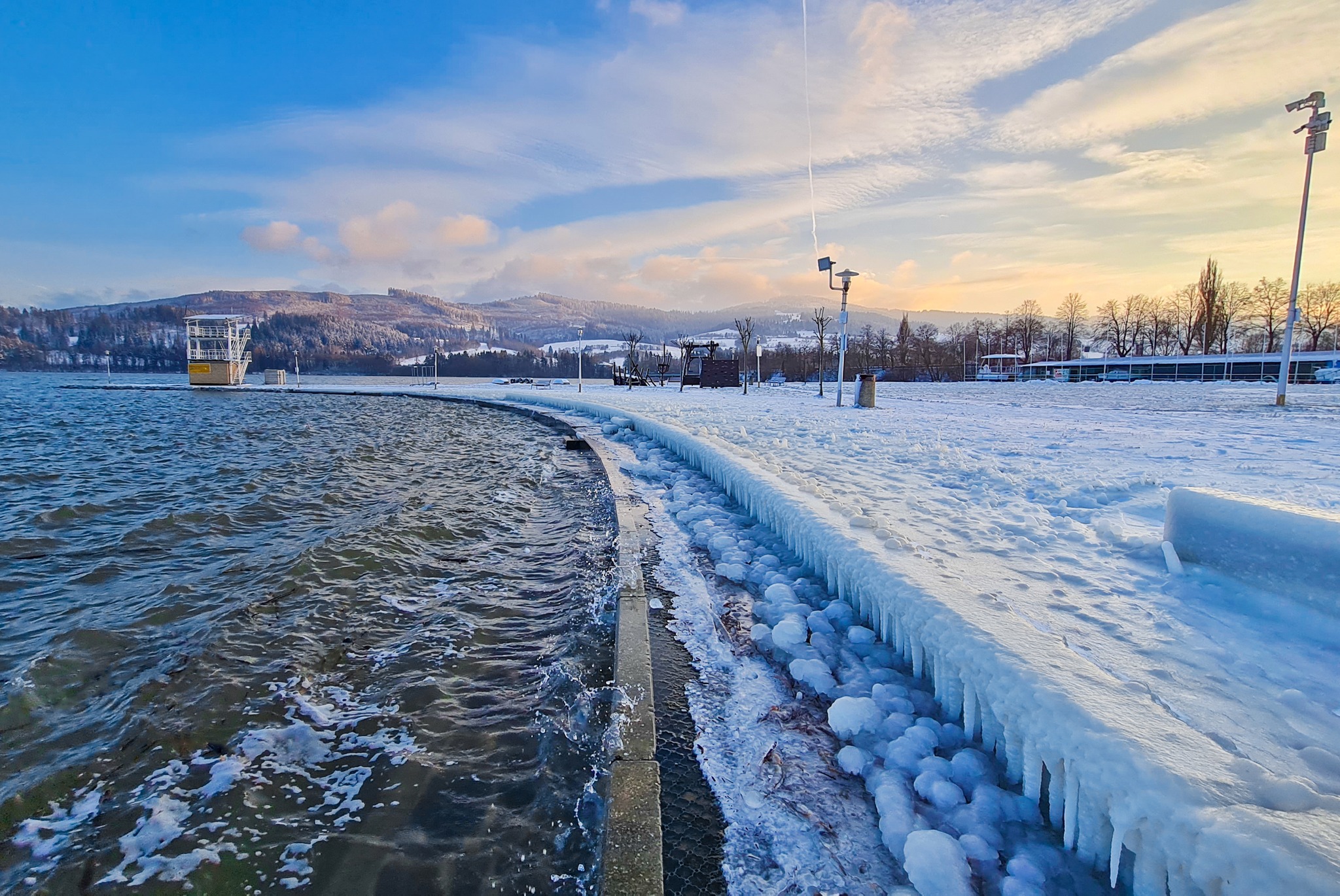 Mrázik navštívil Oravu. Niektorí Slováci sa prebudili do mrazivého rána