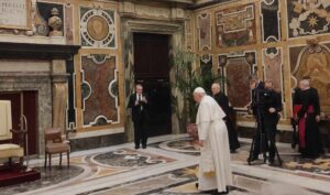 Neuveriteľná arogancia, návrat do pohanstva. Kardináli zostrujú kritiku žehnania nezriadených párov