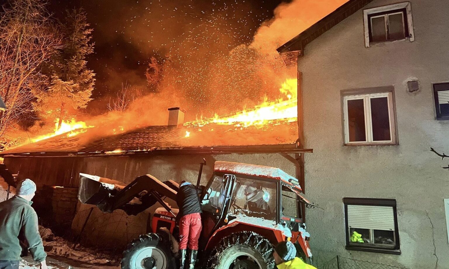 V obci Novoť hasili dobrovoľníci aj profesionáli. Foto: Dušan Jendrašík 