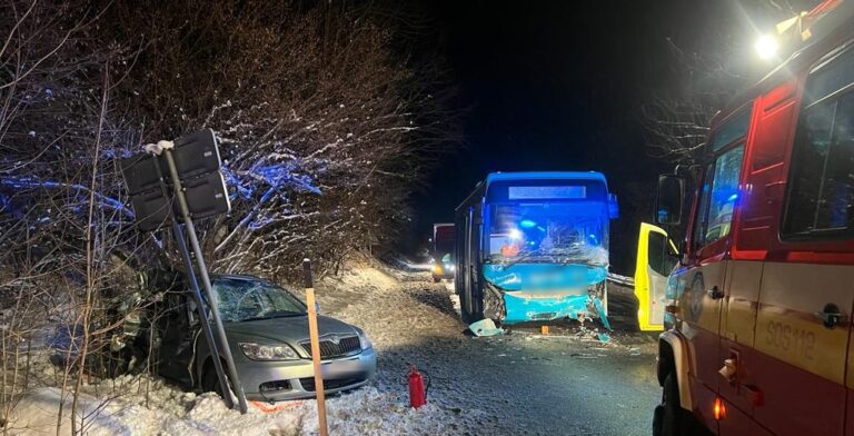 Tragická nehoda pri Oravskom Podzámku: Auto vletelo pod autobus