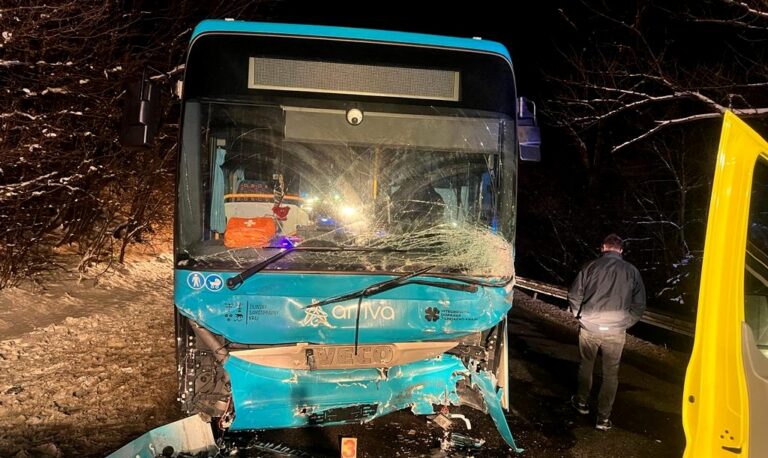 Iba 19-ročný vodič zahynul neďaleko svojho domu. S autom skončil pod autobusom