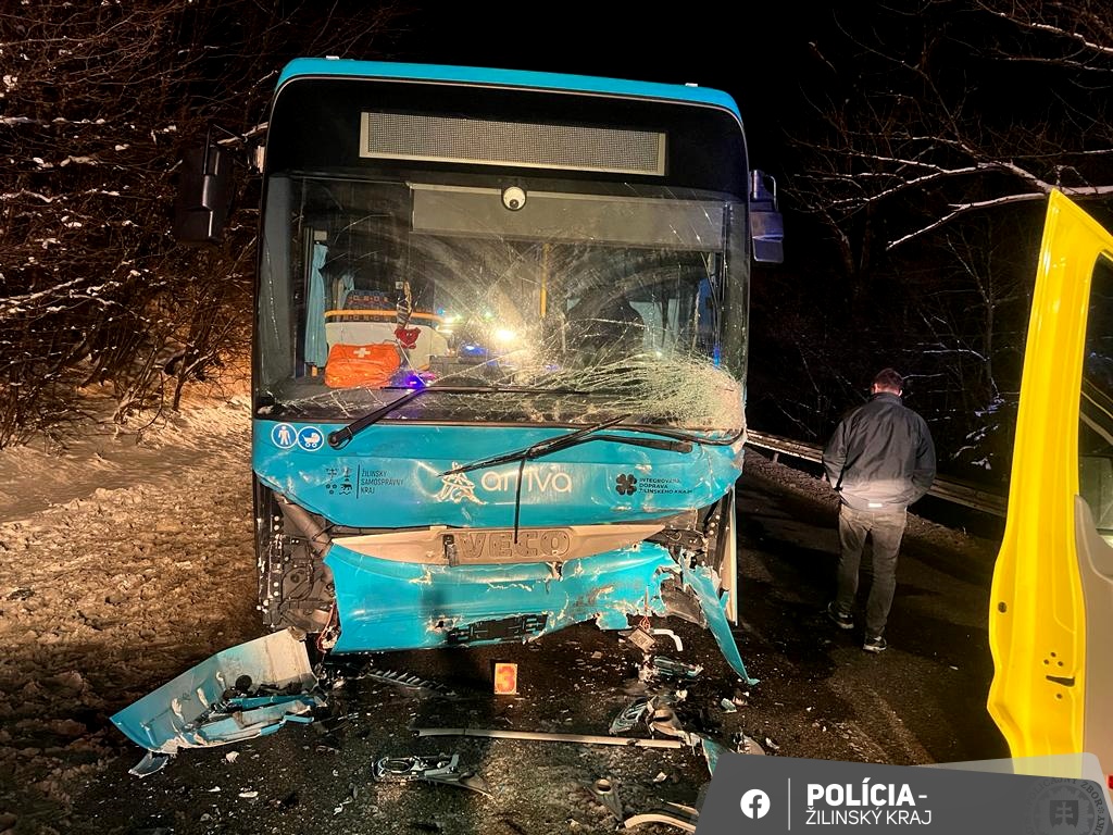 Iba 19-ročný vodič zahynul neďaleko svojho domu. S autom skončil pod autobusom