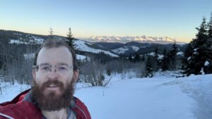 Zimný prechod Cesty hrdinov SNP. Zubný lekár v týchto dňoch putuje pre deti s ťažším osudom