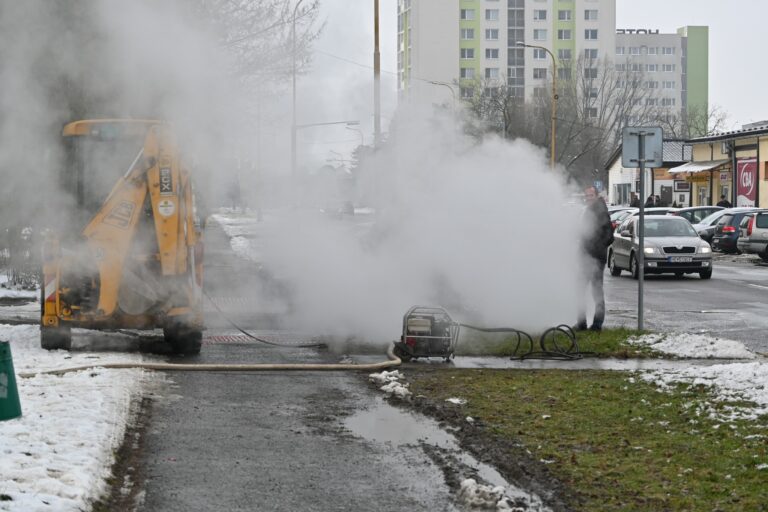 Približne pol tisíca domácností v Humennom bolo kvôli havárii potrubia bez teplej vody. Radnica ich plánuje v blízkej dobe zrekonštruovať 