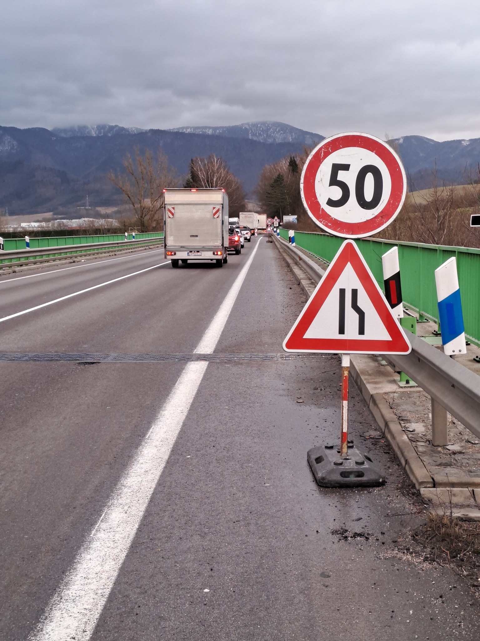 Vodiči, pripravte sa na zdržanie: Opravy výtlkov obmedzia dopravu