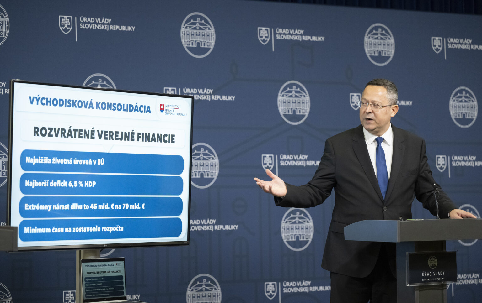 Minister financií Ladislav Kamenický pri predstavení konsolidačných opatrení v roku 2023. Foto: TASR / Martin Baumann