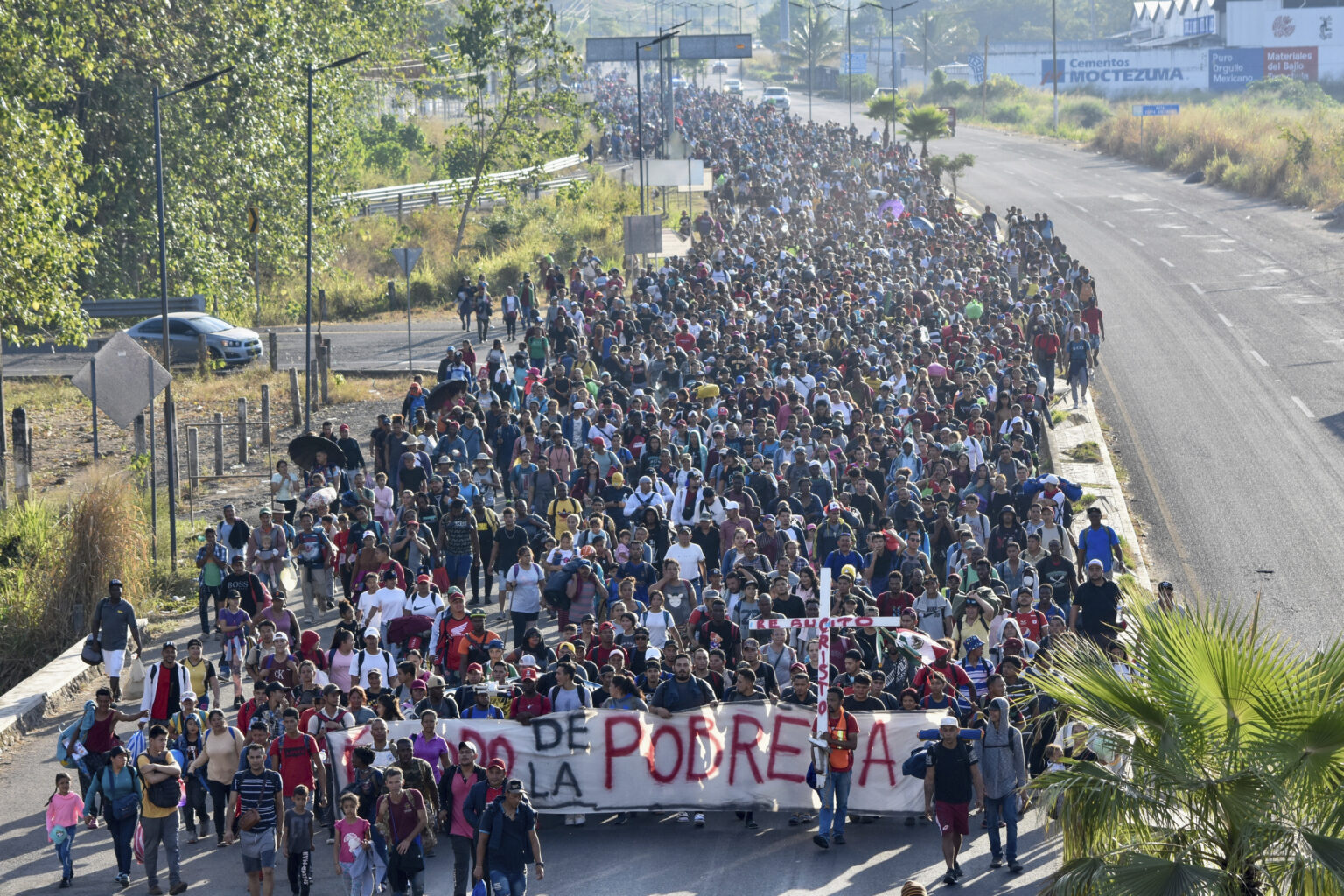 Migranti odchádzajú z mexického mesta Tapachula smerom do USA v nedeľu 24. decembra 2023. Foto: TASR/AP
