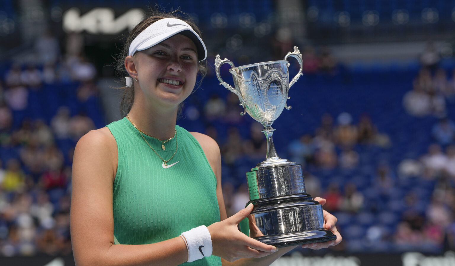 Slovenská tenistka Renáta Jamrichová pózuje s trofejou po jej výhre nad Austrálčankou Emerson Jonesovou vo finále dvojhry junioriek na grandslamovom turnaji Australian Open v Melbourne 27. januára 2024. Foto: TASR/AP
