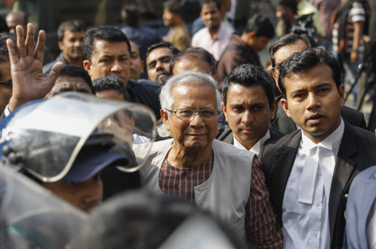 Profesor Muhammad Yunus a jeho banka Grameen boli za svoju  prácu v roku 2006 spoločne ocenení Nobelovou cenou za mier. Foto: TASR / AP