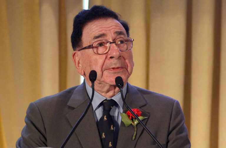 Roy Calne, priekopník transplantácie orgánov, ktorý viedol prvú operáciu transplantácie pečene v Európe v roku 1968, zomrel vo veku 93 rokov. Foto: TASR/AP