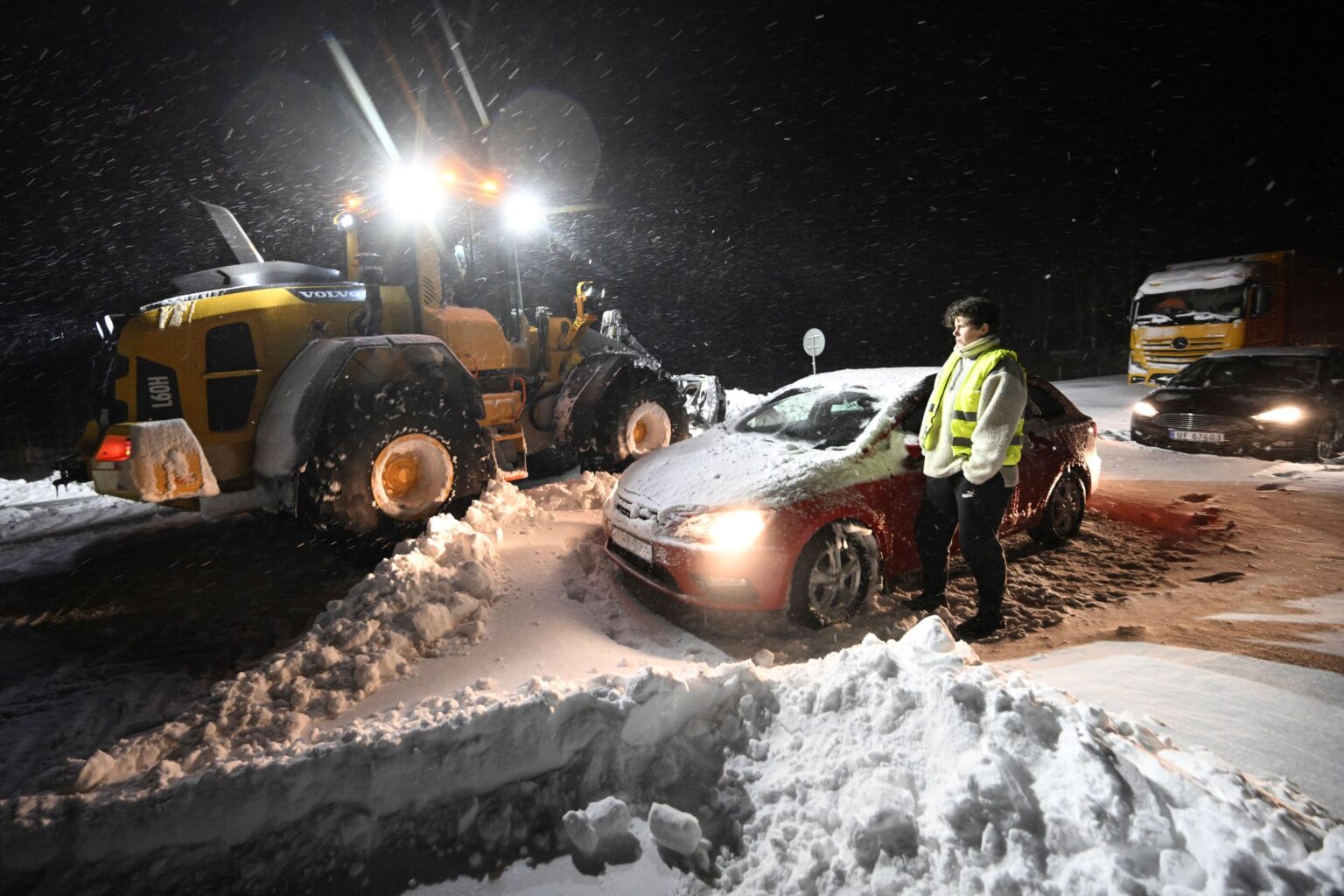 Autá uviaznuté na švédskej diaľnici E22. Foto: TASR/AP