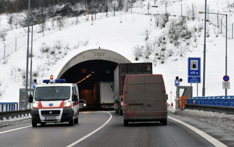 Výbuch auta v tuneli Horelica si vyžiadal jednu obeť. Ďalšia osoba skončila v nemocnici
