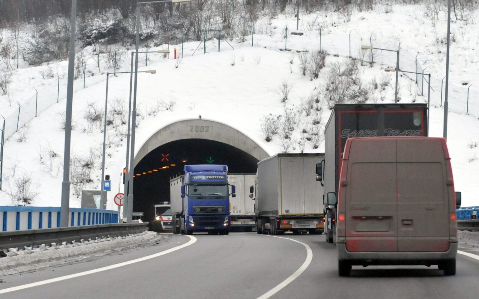 Premávka pri Čadci na D3 s tunelom Horelica. Foto: Pavol Ďurčo/TASR
