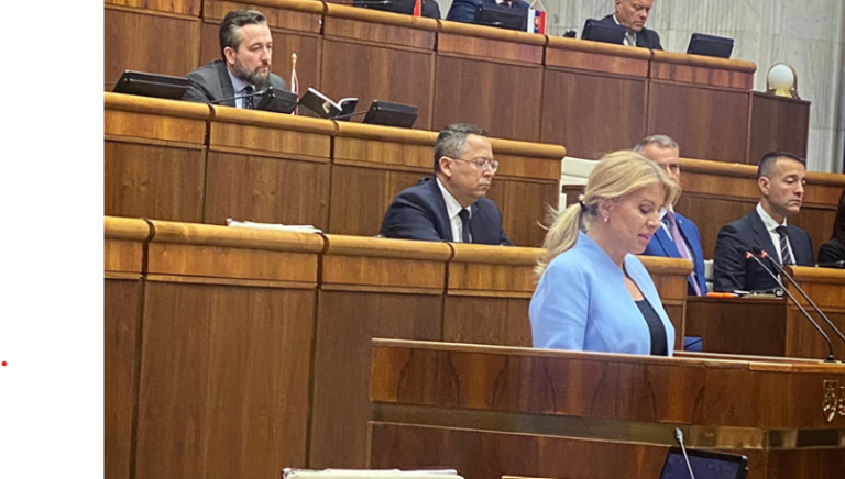 Ľuboš Blaha číta knihu počas prejavu Zuzany Čaputovej v parlamente. Foto: FB Michal Šimečka.