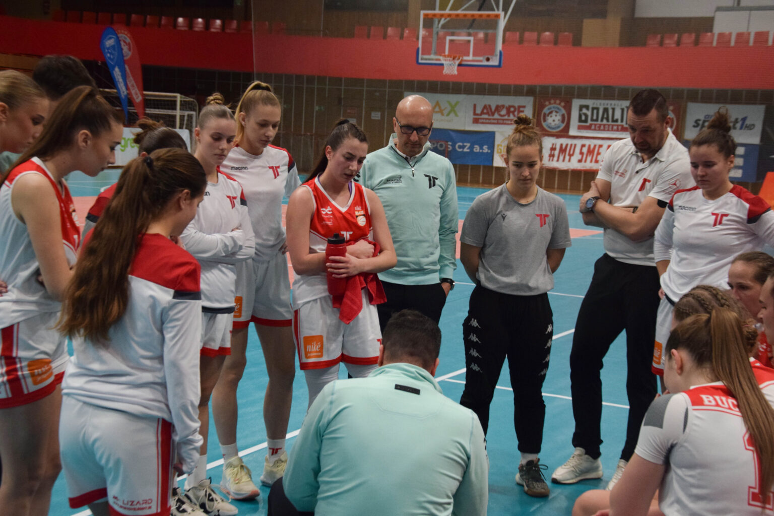 Nováčikovská daň sa ukazuje v každom zápase, ale ďakujme, že u nás vôbec existuje extraligový basketbal. Foto: Rasťo Harakal
