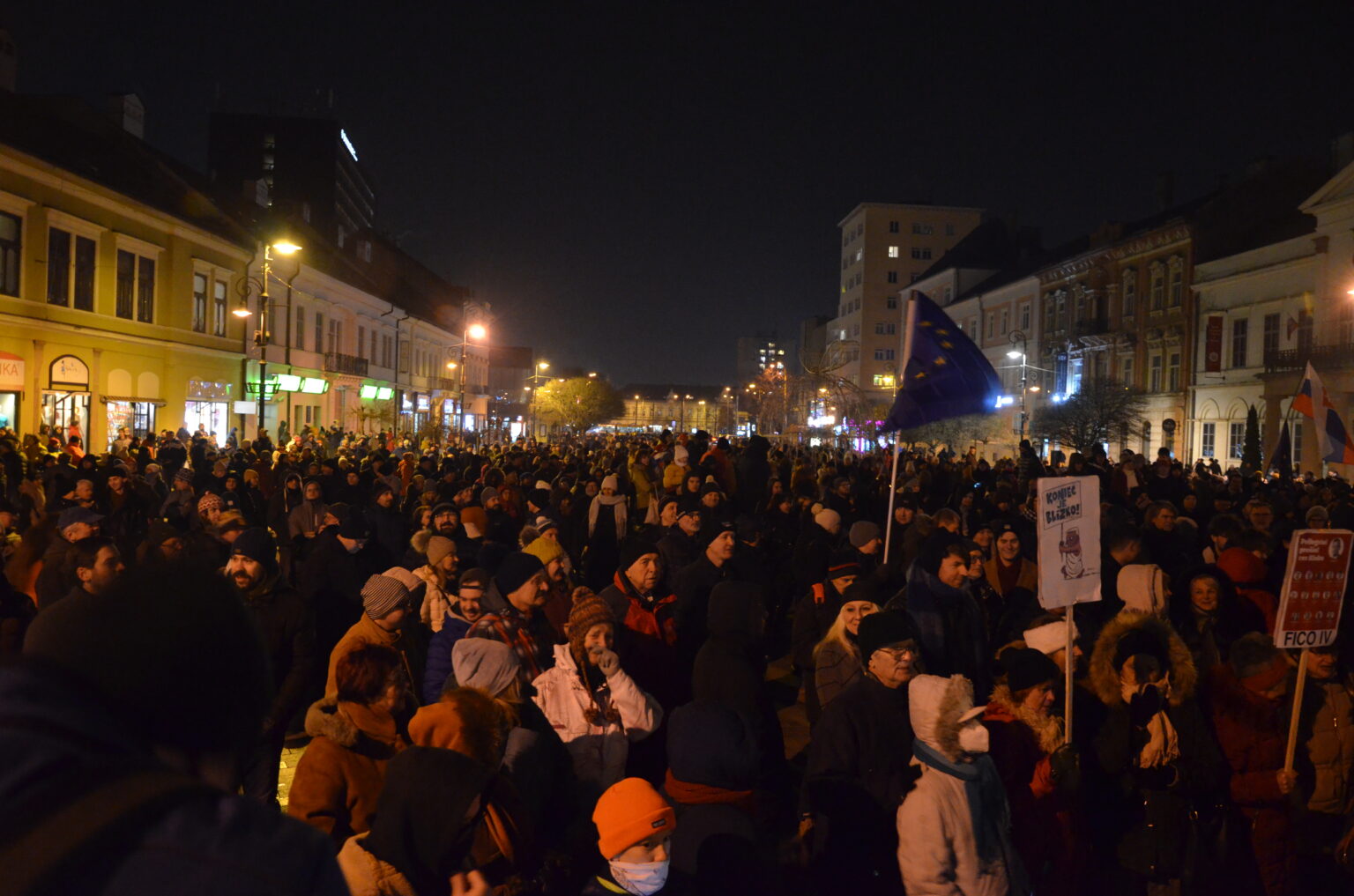 V mrazivom počasí sa v Košiciach stretli tisíce ľudí, protesty pribudli v ďalších mestách. Foto: Dušan Guman