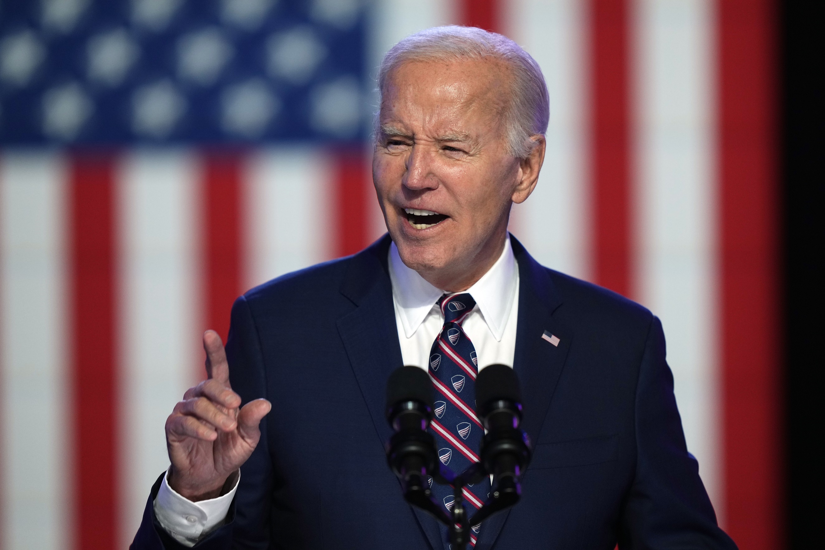 Biden prirovnal priaznivcov Trumpa k odpadu, následne reakciu miernil
