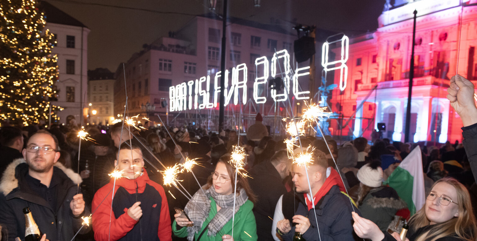 Ľudia oslavujú príchod nového roka v Bratislave. FOTO: TASR - Pavel Neubauer