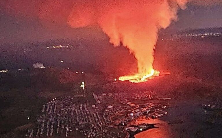 Na Islande sa otvorila trhlina v zemi, horia prvé domy