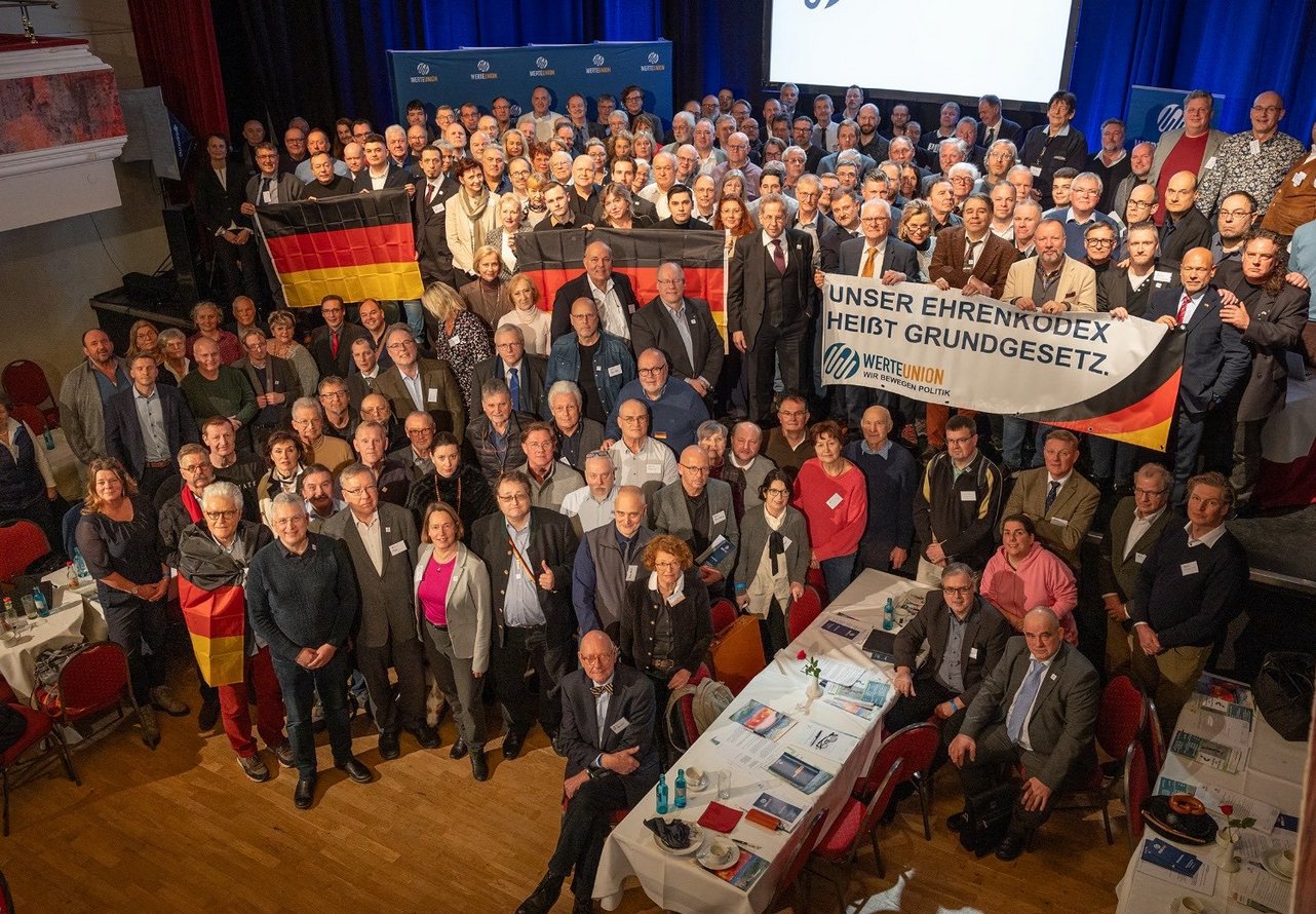 V Nemecku vzniká nová konzervatívna strana. Na čele nespokojencov z CDU stojí bývalý šéf tajnej služby