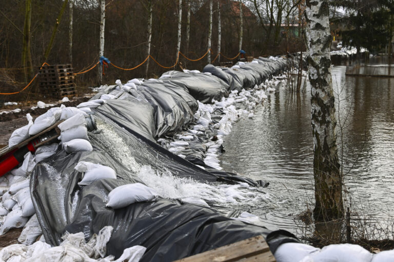 Na snímke vrecia s pieskom, ktoré dobrovoľníci a hasiči umiestnili okolo rieky Helme v nemeckom Oberroblingene v nedeľu 7. januára 2024. Foto: TASR/AP
