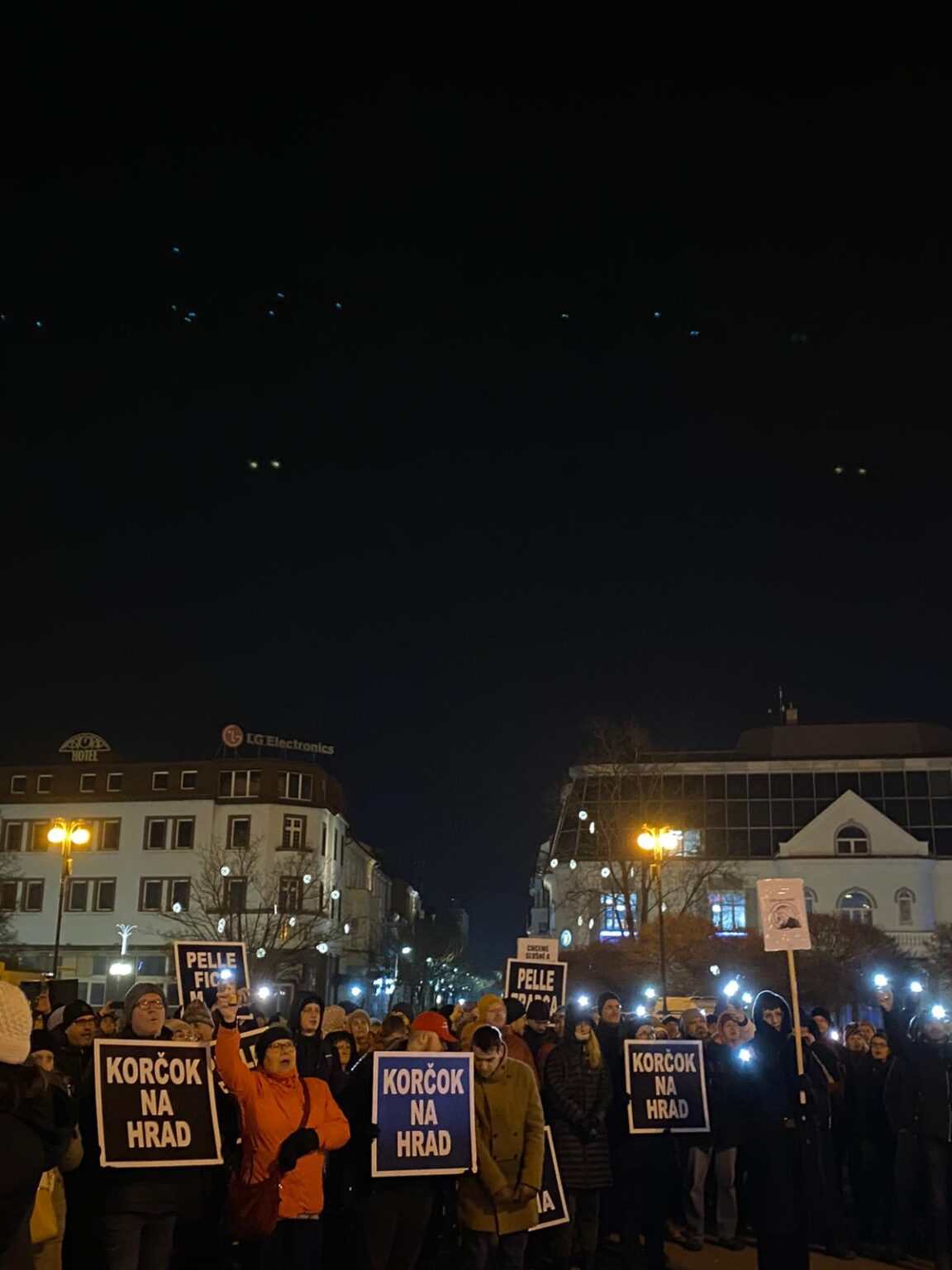 Žilinčania svojimi transparentmi dali najavo koho chcú mať na hrade. FOTO: David Markovič