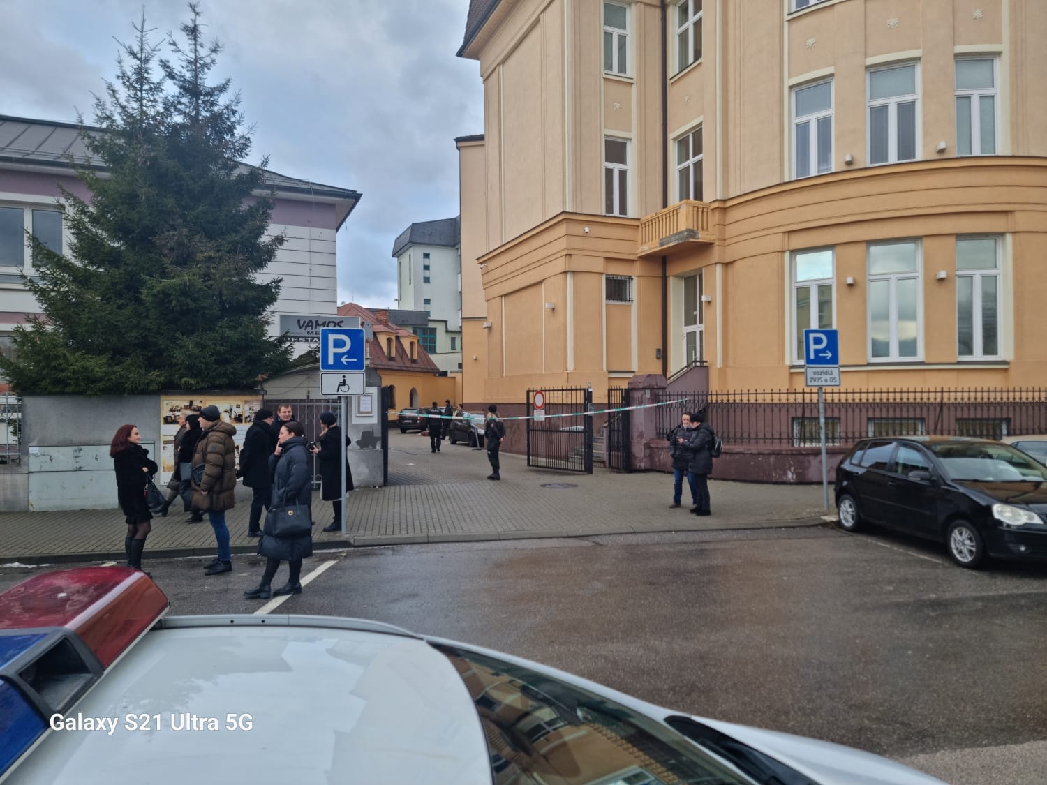 Polícia uzavrela Okresný súd v Žiline. Hľadajú v budove bombu. FOTO: Pavol Konštiak