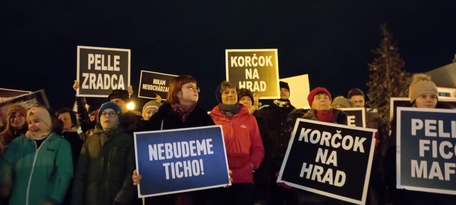 Ľudia sa nevzdávajú a opäť sa stretli na Hlinkovom námestí v Žiline. FOTO: David Markovič