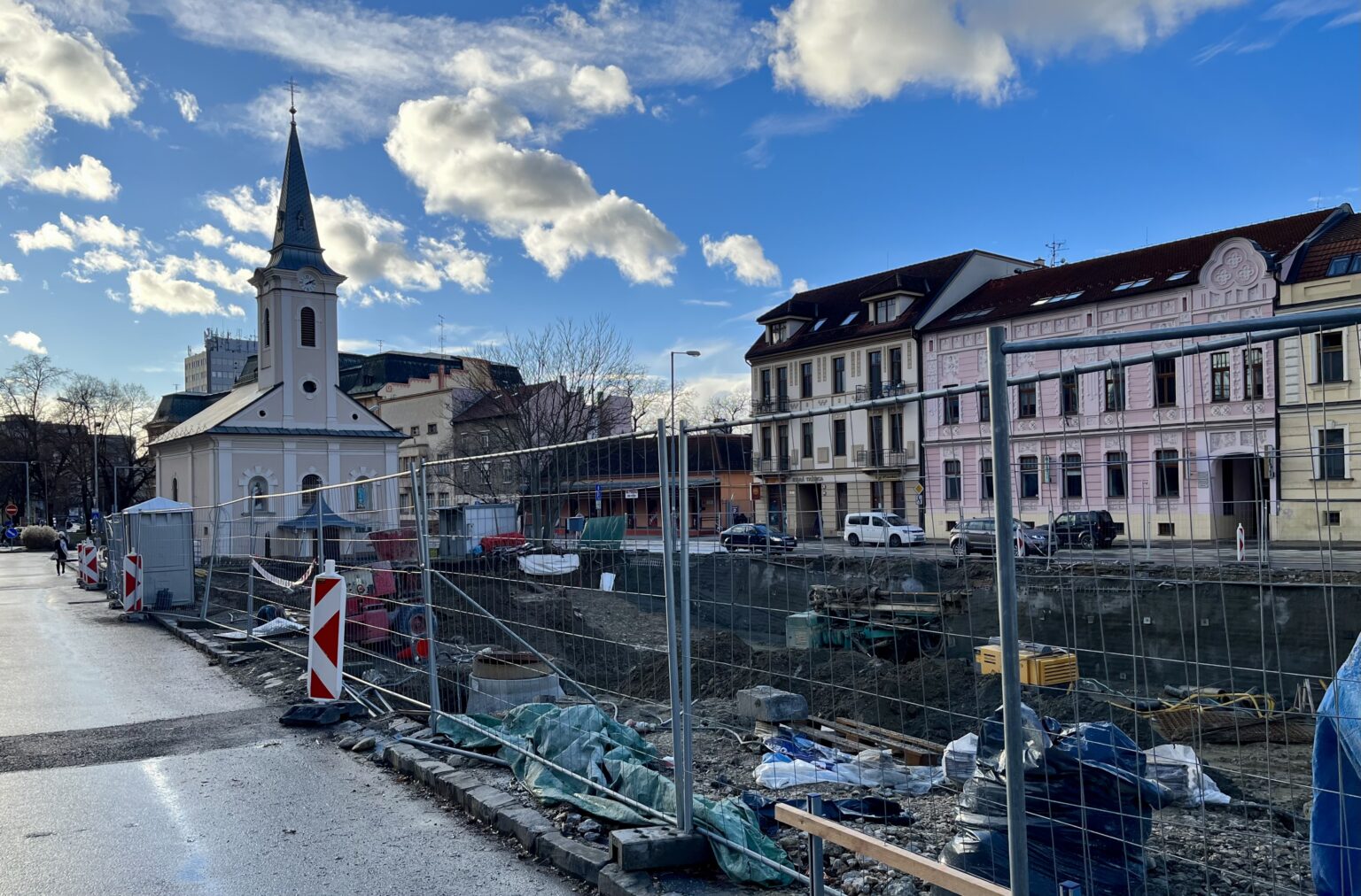 Kritizovaná výstavba na námestí v Trenčíne pokračuje. Foto: Trenčiansky Štandard