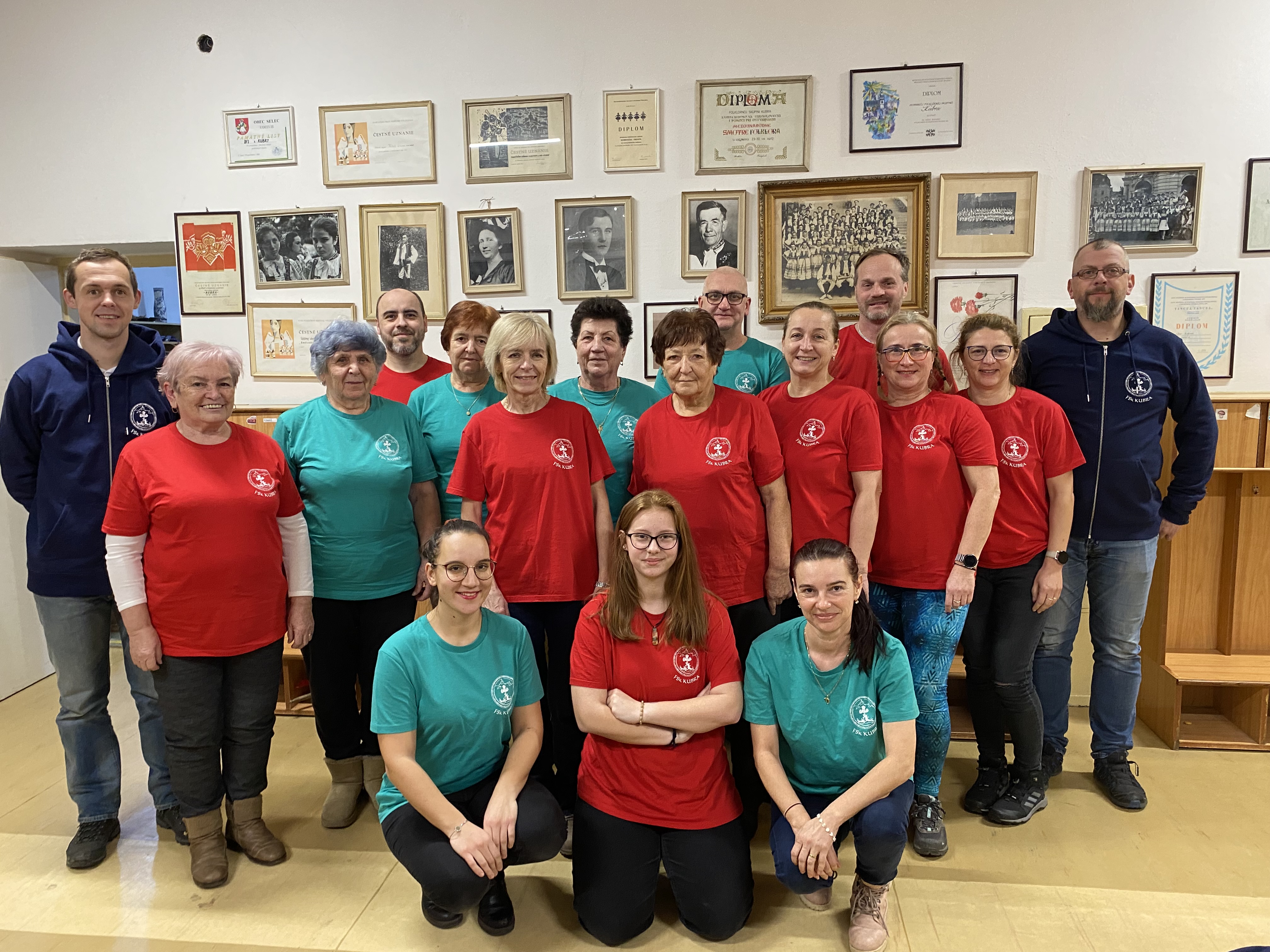 FOTO: Ľudia pozerajú do mobilu a čakajú, že ich telefón zabaví, smejú sa folkloristky z Kubrej   