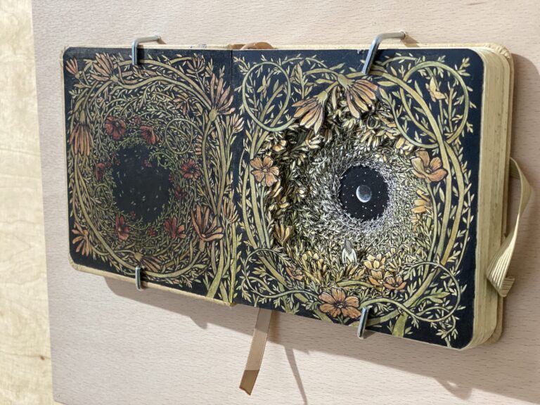 Do starých kníh vyrezáva nové príbehy: KIC Trenčín vystavuje unikátne diela anglickej umelkyne