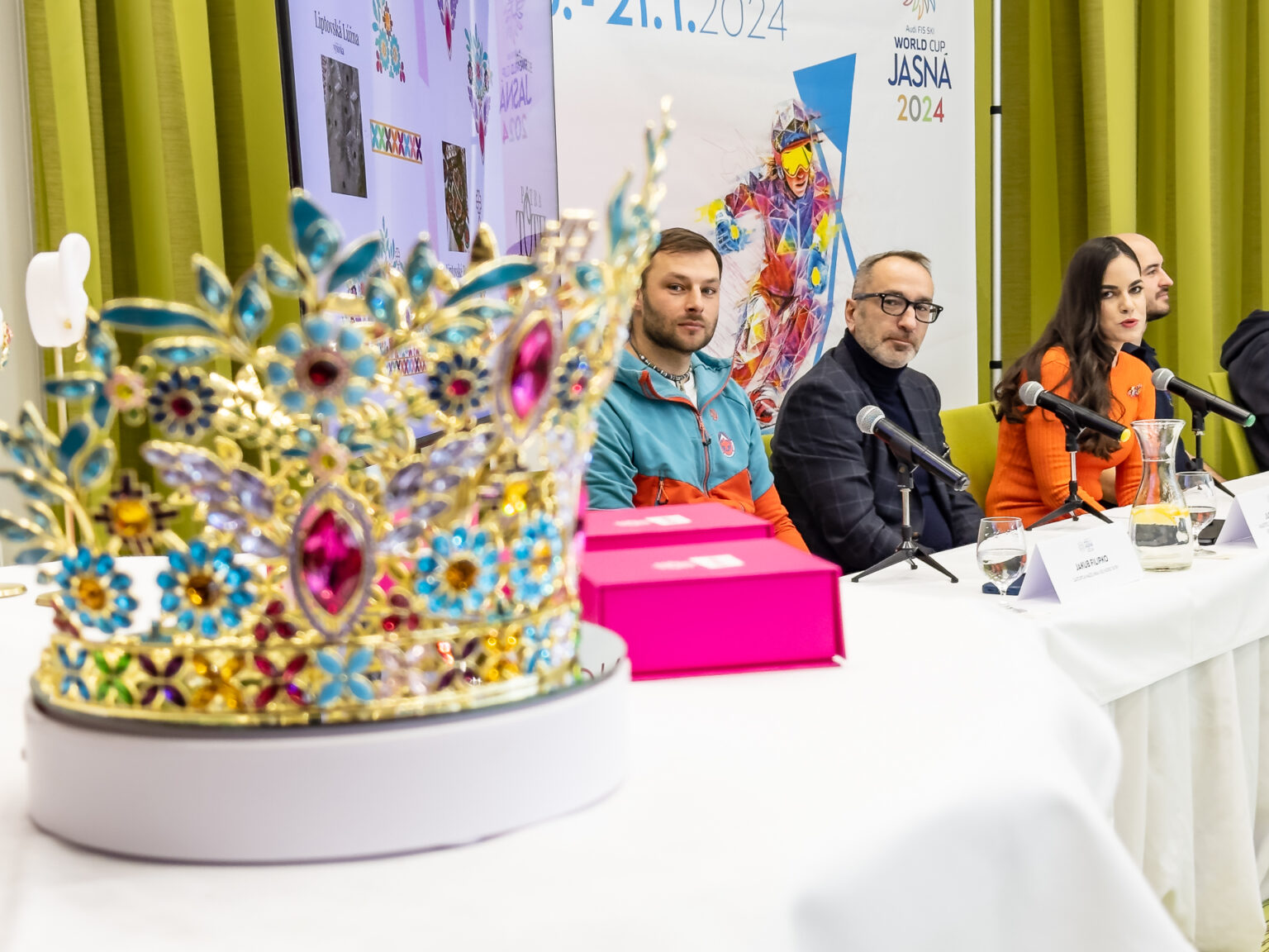 Korunka pre víťazku pretekov Svetového pohára v Jasnej, tretia zľava šperkárka Petra Tóth. Foto: World Cup 