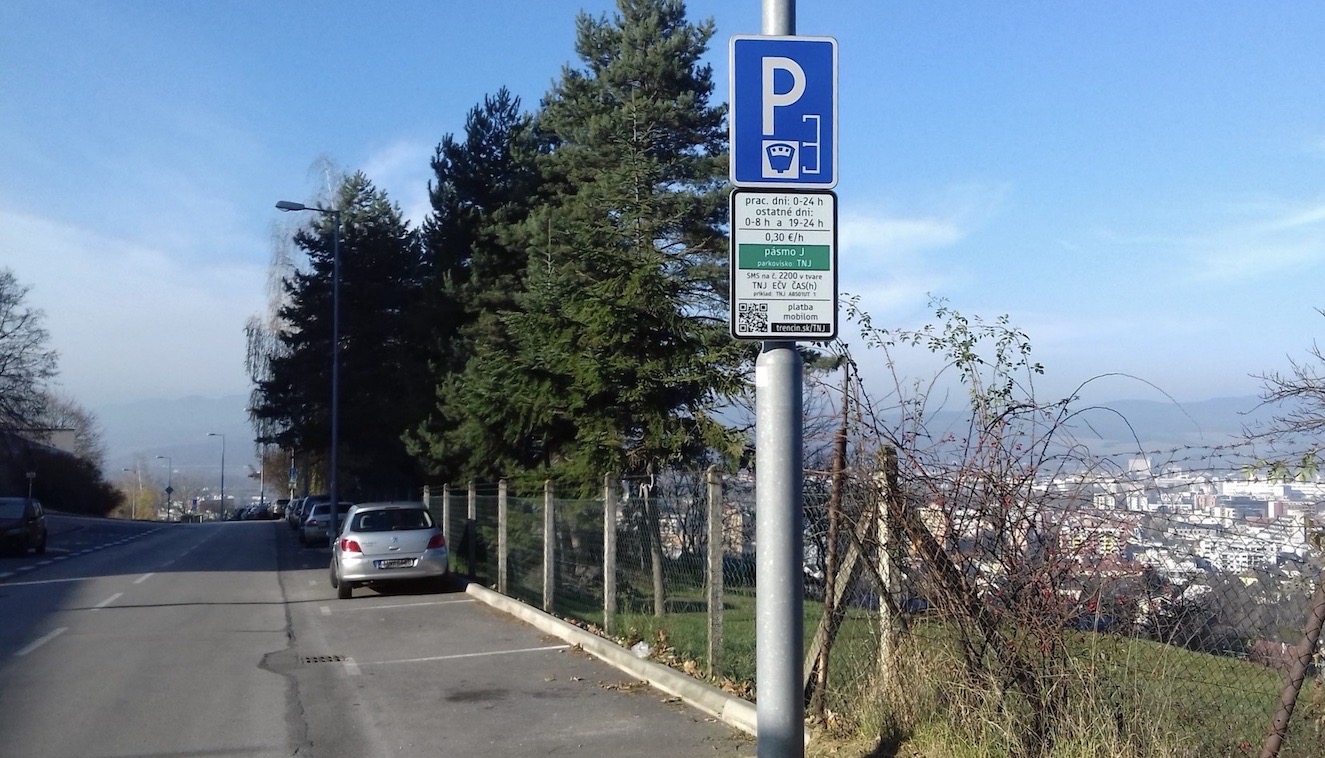 Pozor, zmena: Mesto čiastočne spoplatnilo parkovanie pri cintoríne v Trenčíne