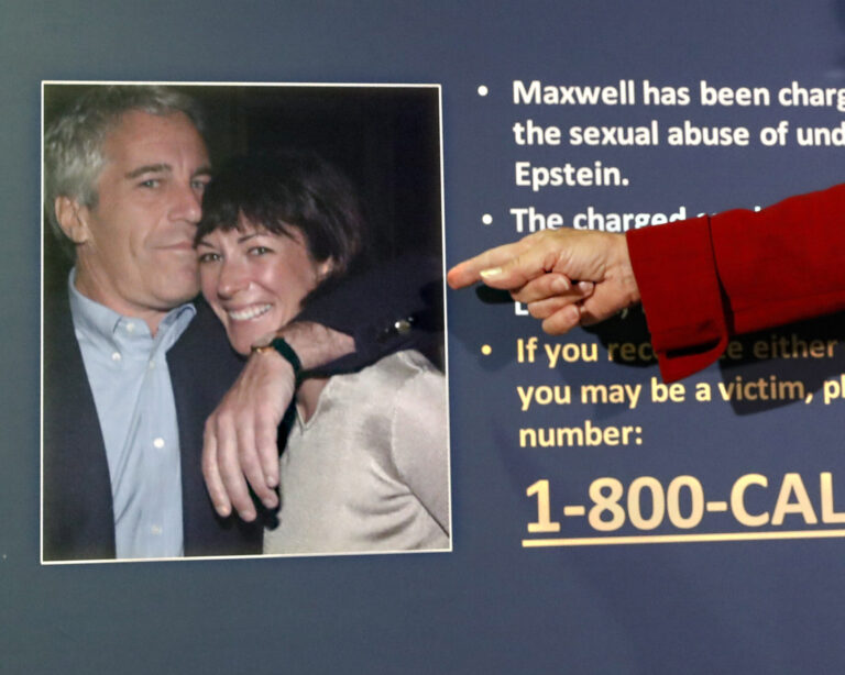 Spolupáchateľka Jeffreyho Epsteina žiada o milosť výmenou za svedectvo