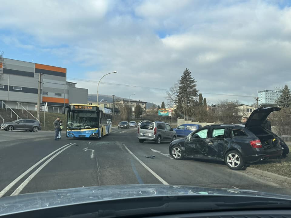 V Košiciach sa zrazili autobus a dve osobné autá, traja ľudia sú zranení