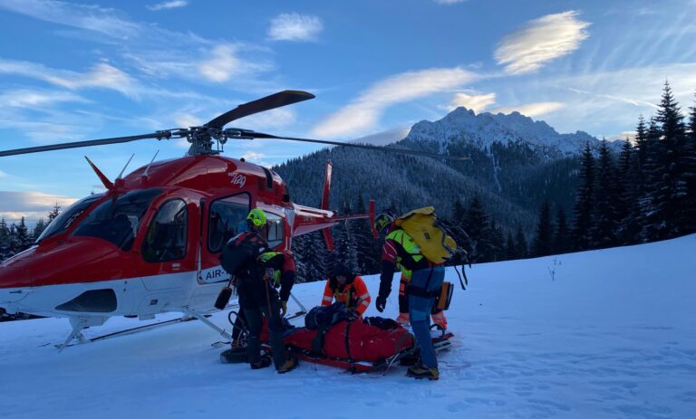Nebezpečná turistika: Poľský pár spadol do potoka, zachraňovali ich vrtuľníkom