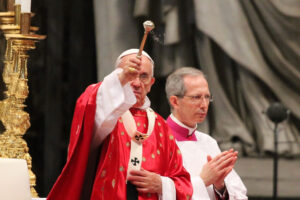 Vatikán o nezriadených pároch: Ani veľkému hriešnikovi neodopierame žehnanie v jeho boji o prežitie