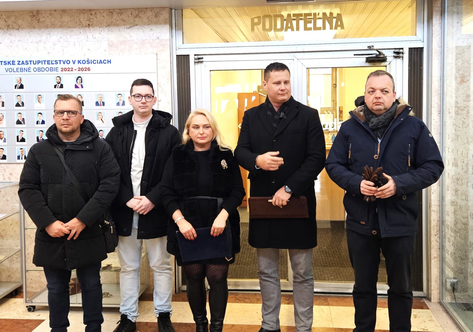 Skupina poslancov dnes doručila do podateľne návrh na konanie mimoriadneho mestského zastupiteľstva. Foto: Boris Macko