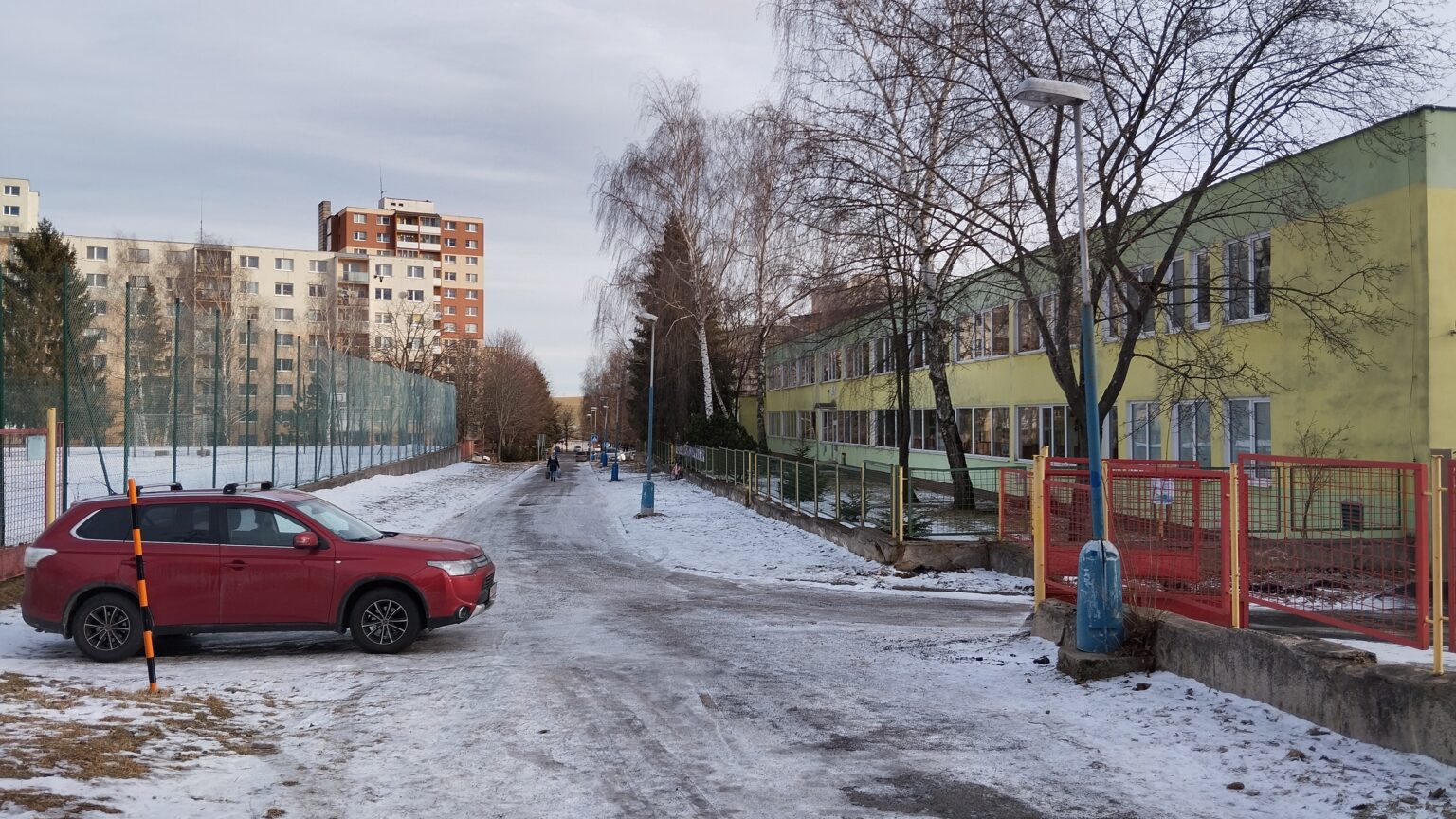 Pri Centre voľného času na sídlisku Juh v Poprade napadli výtržníci 13-ročného chlapca. Foto: Rastislav Ovšonka