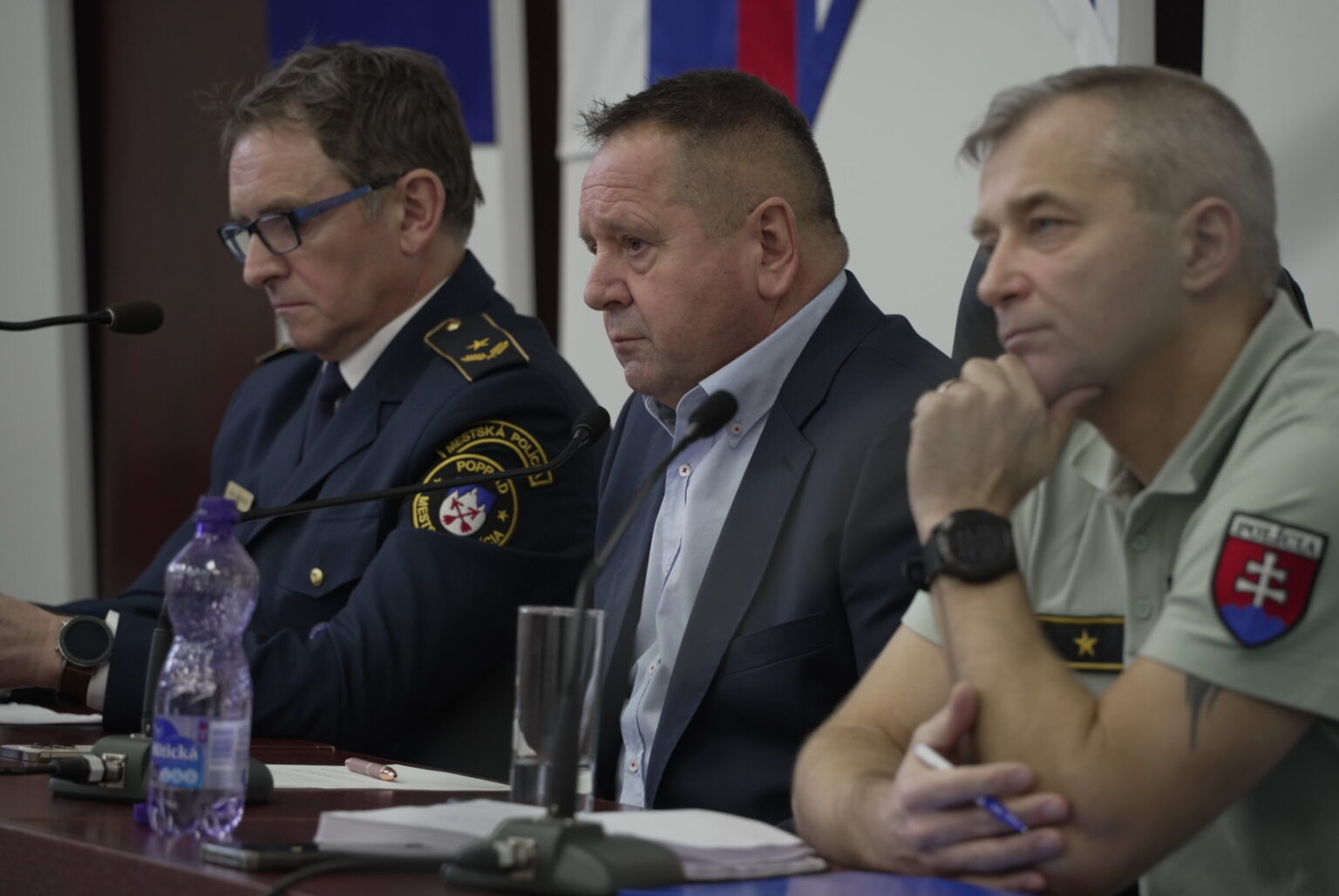 Zľava náčelník mestskej polície Marián Gardoš, primátor Popradu Anton Danko a riaditeľ odboru poriadkovej polície OR PZ v Poprade Róbert Hermel. Foto: Rastislav Ovšonka 