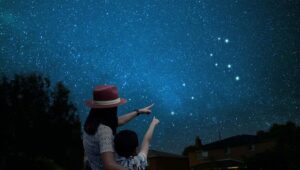 Hviezdna obloha na dlani spoza hradieb Bratislavského hradu či netypická mulčovačka? Víkend môže byť pestrý